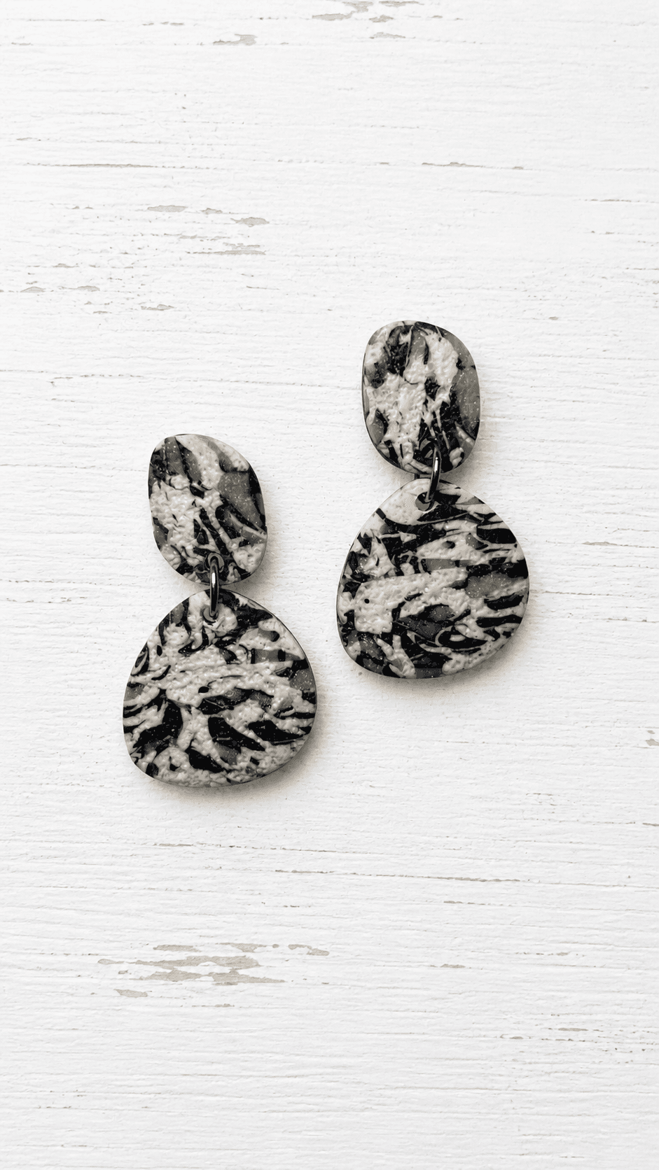 Iris Sal y Pimienta Earrings